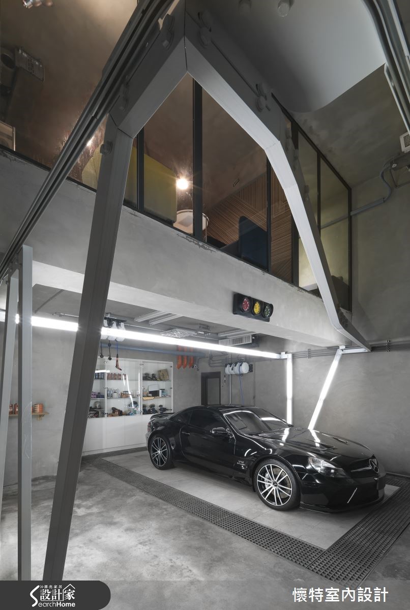 設計師善用挑高空間與工業風建材,打造宛如 Transform